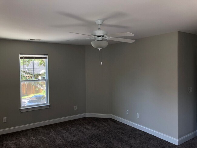 Building Photo - Student Friendly 3 Bedroom Single Family Home