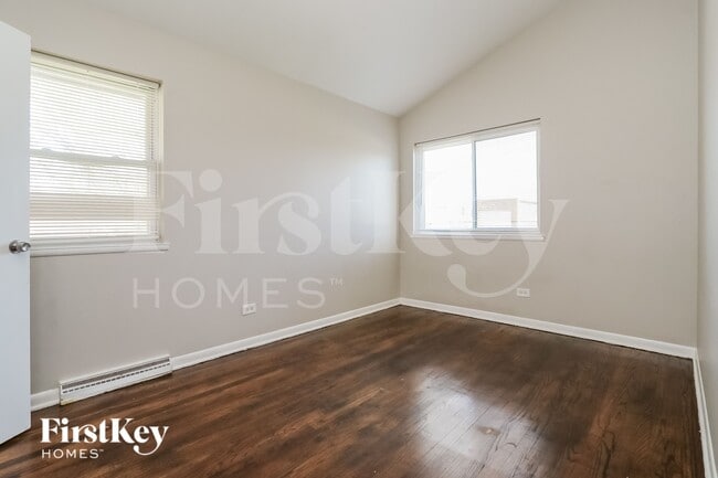 Building Photo - 335 E Vermont St