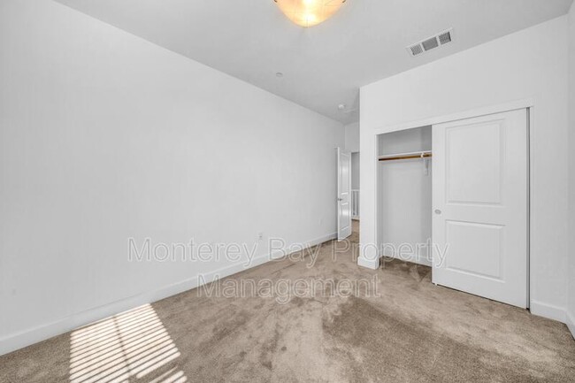 Building Photo - 3008 Lighthouse Ln