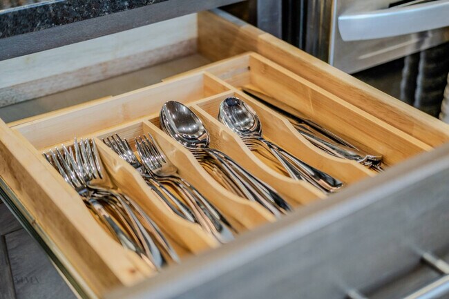 Building Photo - 736 W Rider Dr