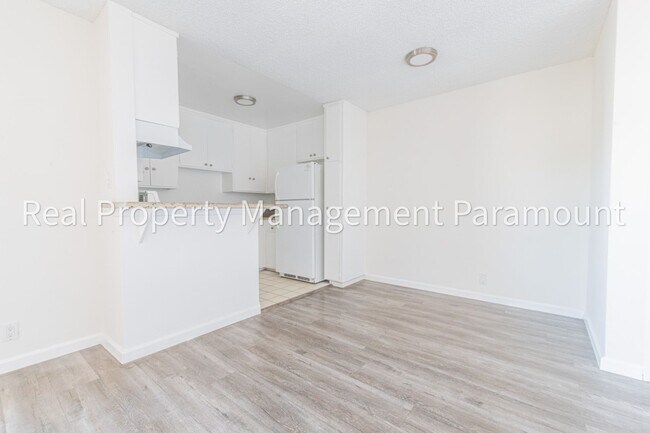 Building Photo - Beautiful One Bedroom Apartment in Miracle Mile