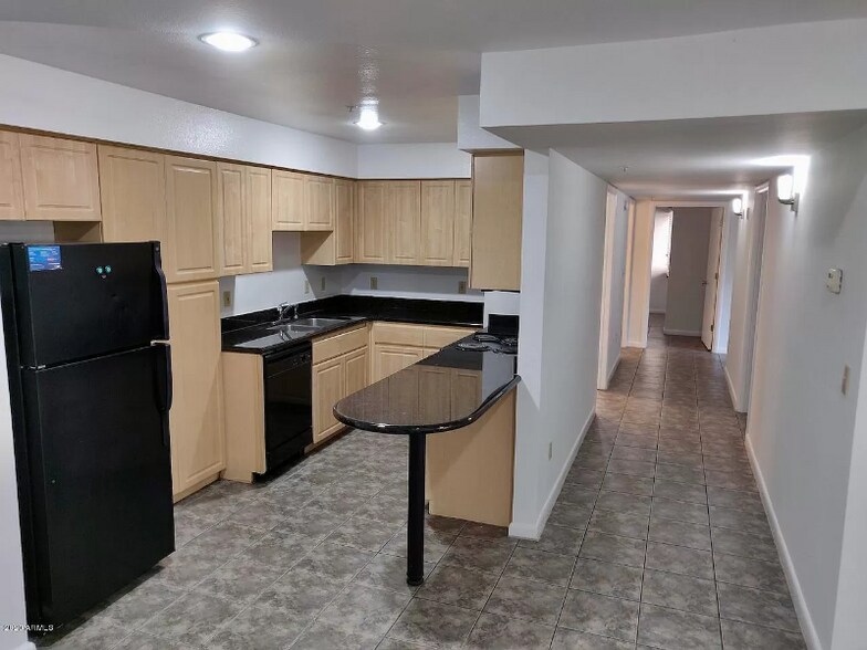 Building Photo - 1005 E 8th St