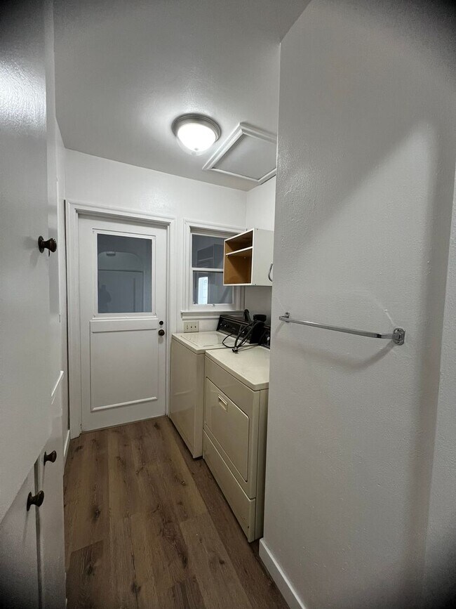 Building Photo - 800 N West St