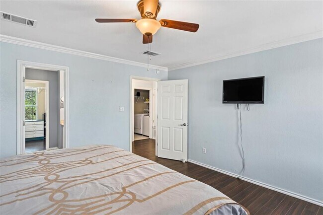 Building Photo - 220 Wegstrom St