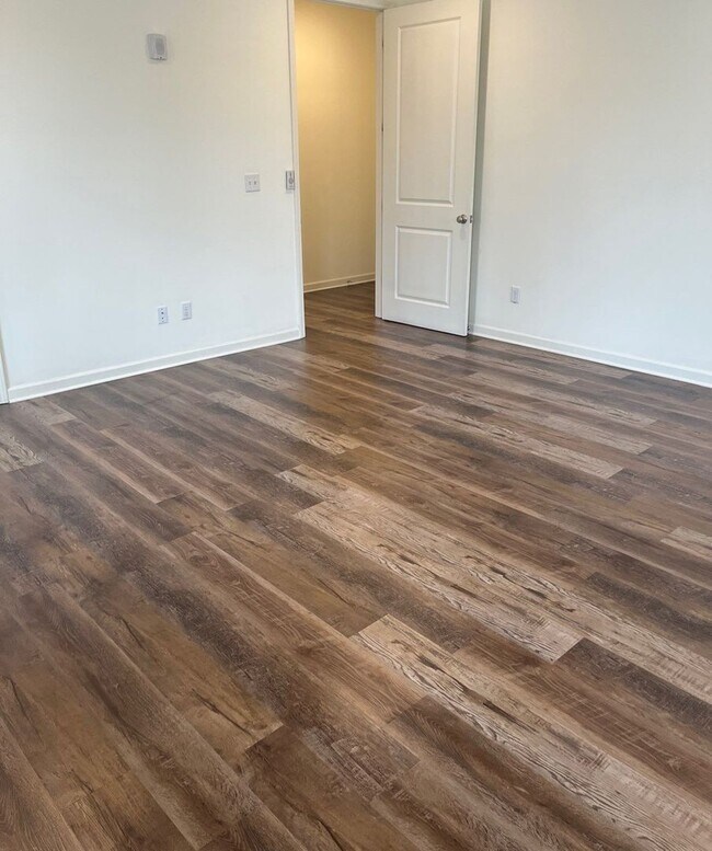 Building Photo - Gorgeous Flat in Overton Square