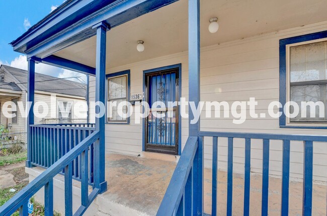 Building Photo - $300 OFF FIRST MONTH'S RENT  MOVE IN SPECI...