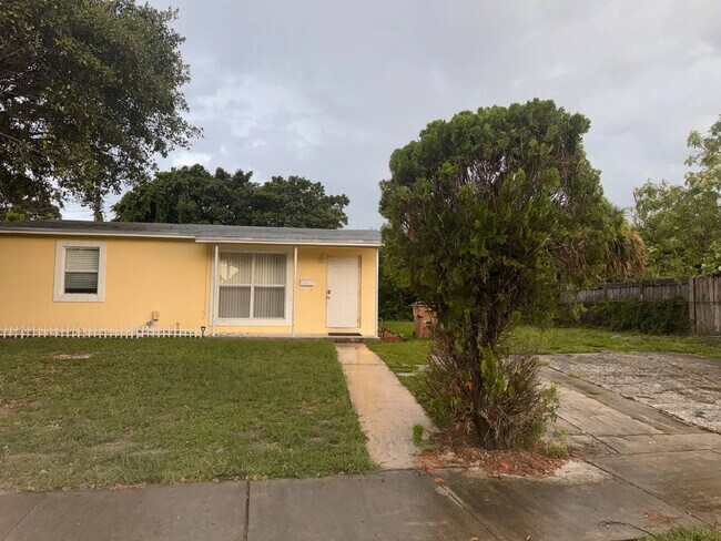 Building Photo - " 3 Bedroom 2 Bath Single Family Home in Prime Deerfield Beach Location!"