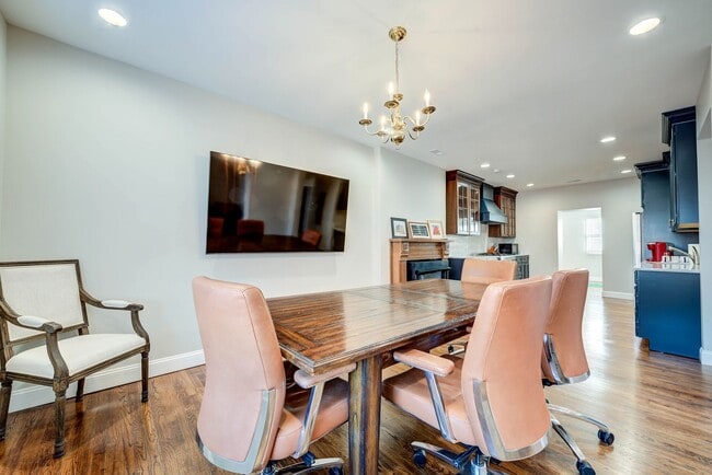 Building Photo - CONDO ON THE HILL 3 BED 1 BATH - Hardwood Floors & Renovated Luxury Kitchen