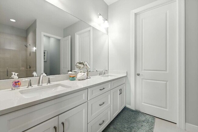 Building Photo - AZURE AT HACIENDA LAKES - 2 bedroom spacio...