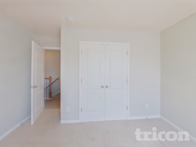 Building Photo - 527 W Saddletree Dr