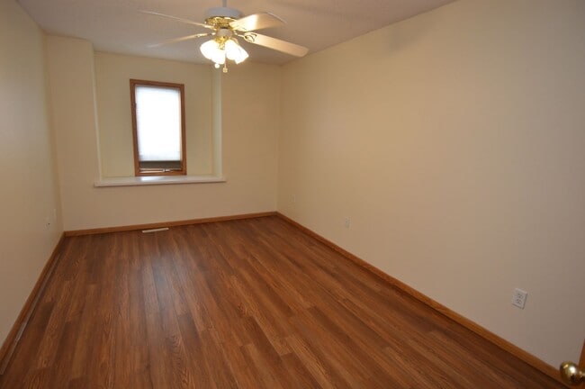 Building Photo - 2 Bed + Den, 2.5 Bathroom Townhouse for Rent