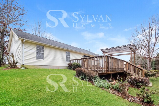 Building Photo - 520 Country Garden Dr