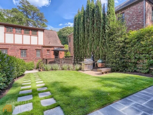 Building Photo - 3312 W Shadowlawn Ave NE