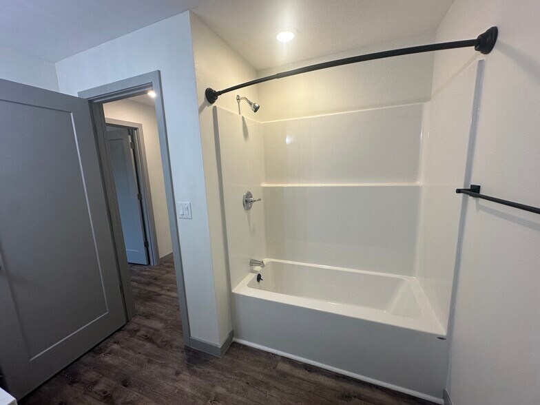 Full bath - 4249 King Mountain Rd