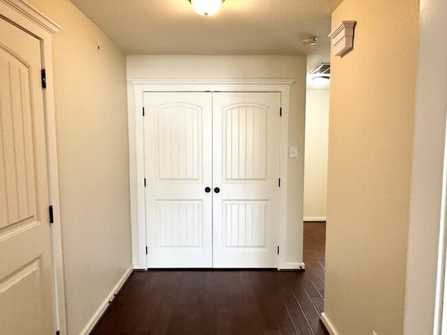 Building Photo - 2 Bedroom 1 Bath - End Unit Apartment (40%...