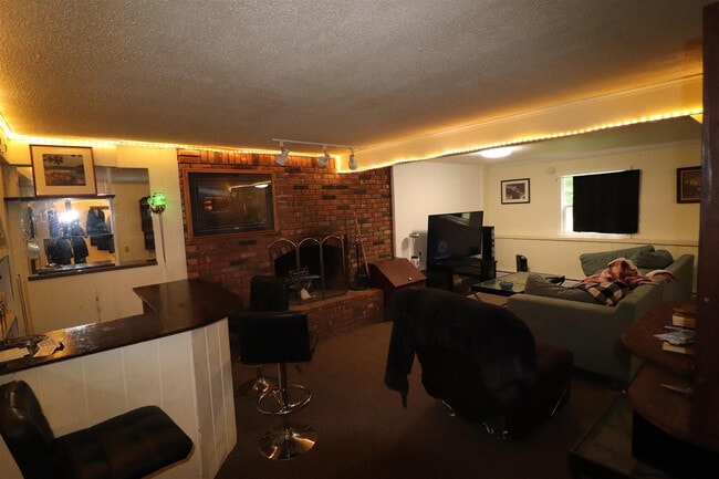 Building Photo - 8 Sweet Brier Dr