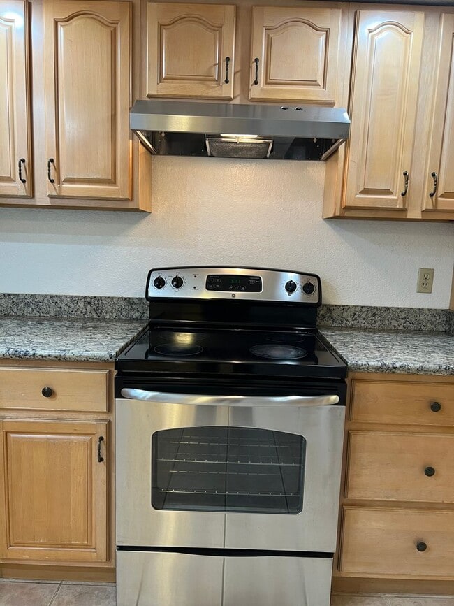 Building Photo - New Price $2,100.00 South Davis Townhome On Veranda Terrace,  3+1.5, Garage, Small backyard, Frui...