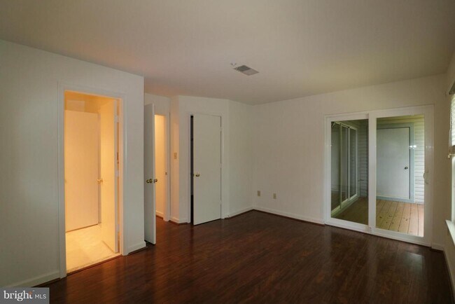 Building Photo - 3301 Sir Thomas Dr