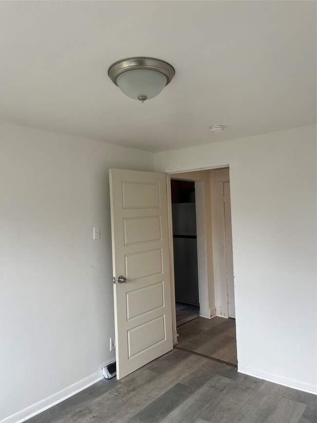 Building Photo - 223 Squires Ave