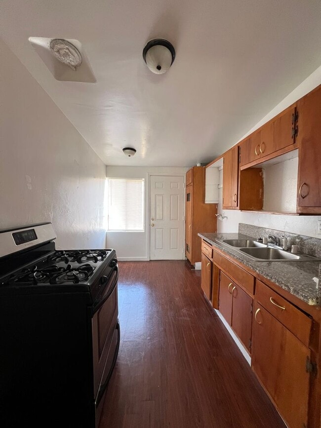 Building Photo - P160