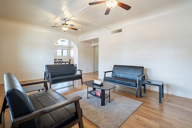 Building Photo - 928 E 6th St