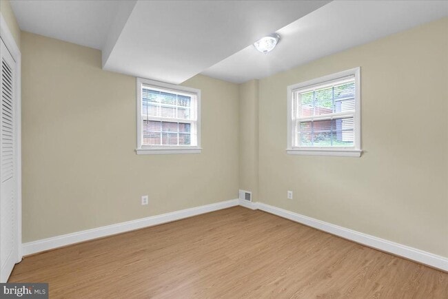 Building Photo - 664 S Greenbrier St
