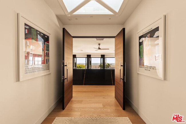 Building Photo - 972 Palisades Beach Rd