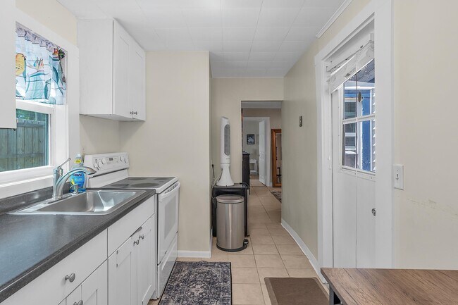 Building Photo - 909 N Palmway