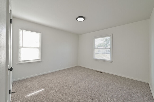 Building Photo - 4013 Mallard Dr