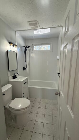 Building Photo - 78 Willard St