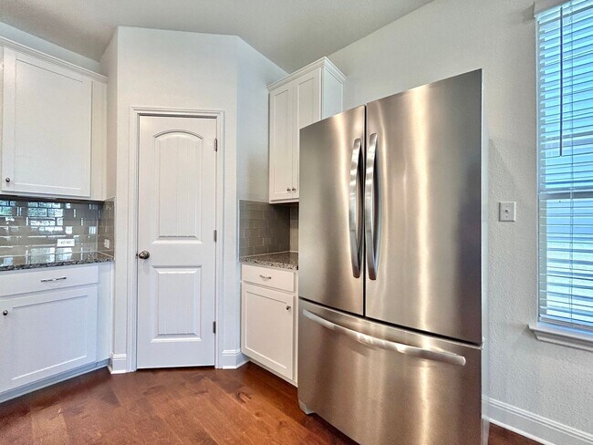 Building Photo - Beautiful and Contemporary 3 BR / 2.5 BA H...