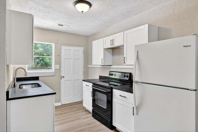 Building Photo - 437 Carver Ln