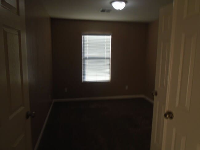 Building Photo - NOR - Away from the hustle and bustle but not far from Freeway 99.