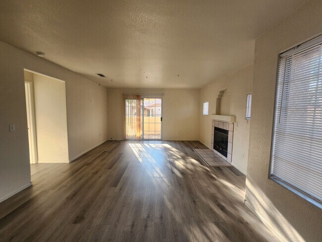 Building Photo - Great Location in Green Valley