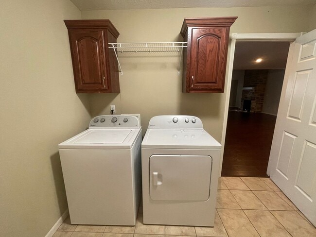 Building Photo - 3 Bedroom with Garage! HOA PAID!