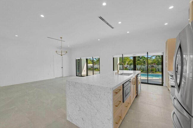 Building Photo - 129 Indies Dr S