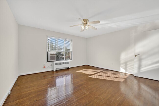 Interior Photo - 1010 G St