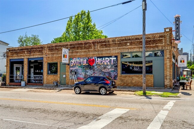 Building Photo - 2118 Sabine St