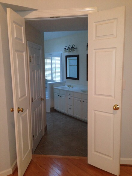 Master bedroom &gt; master bathroom - 101 Caymus Ct