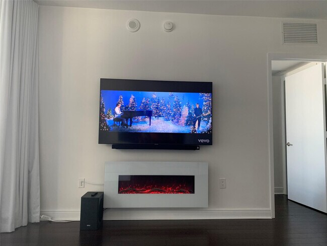 Building Photo - 495 Brickell Ave