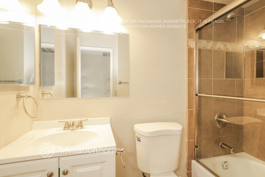 Building Photo - 2525 E Libby St