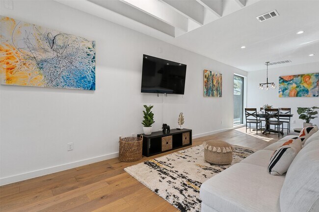 Building Photo - 4305 Roseland Ave