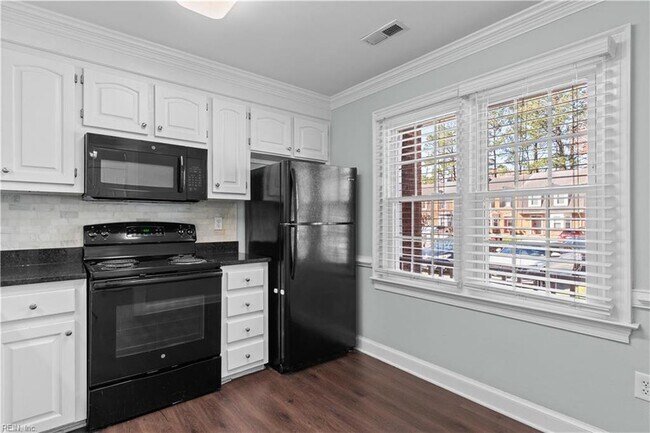 Building Photo - 345 Middle Oaks Dr