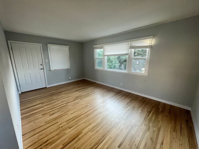 Building Photo - Sheldon St.