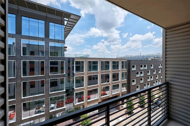 Building Photo - 1701 Simond Ave