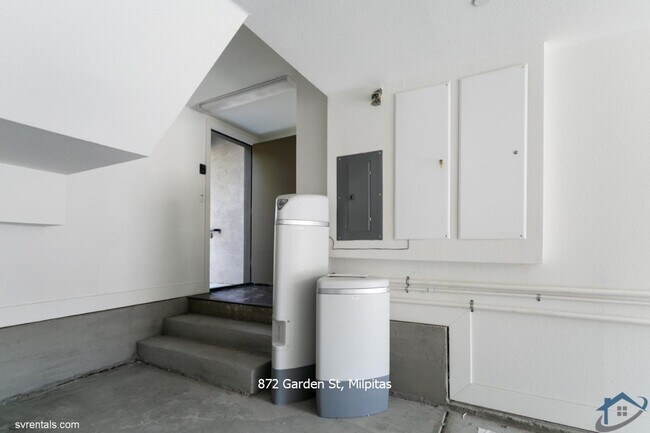 Building Photo - 872 Garden St