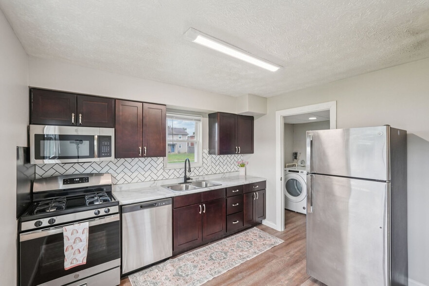 Building Photo - Columbus Crossing Townhomes