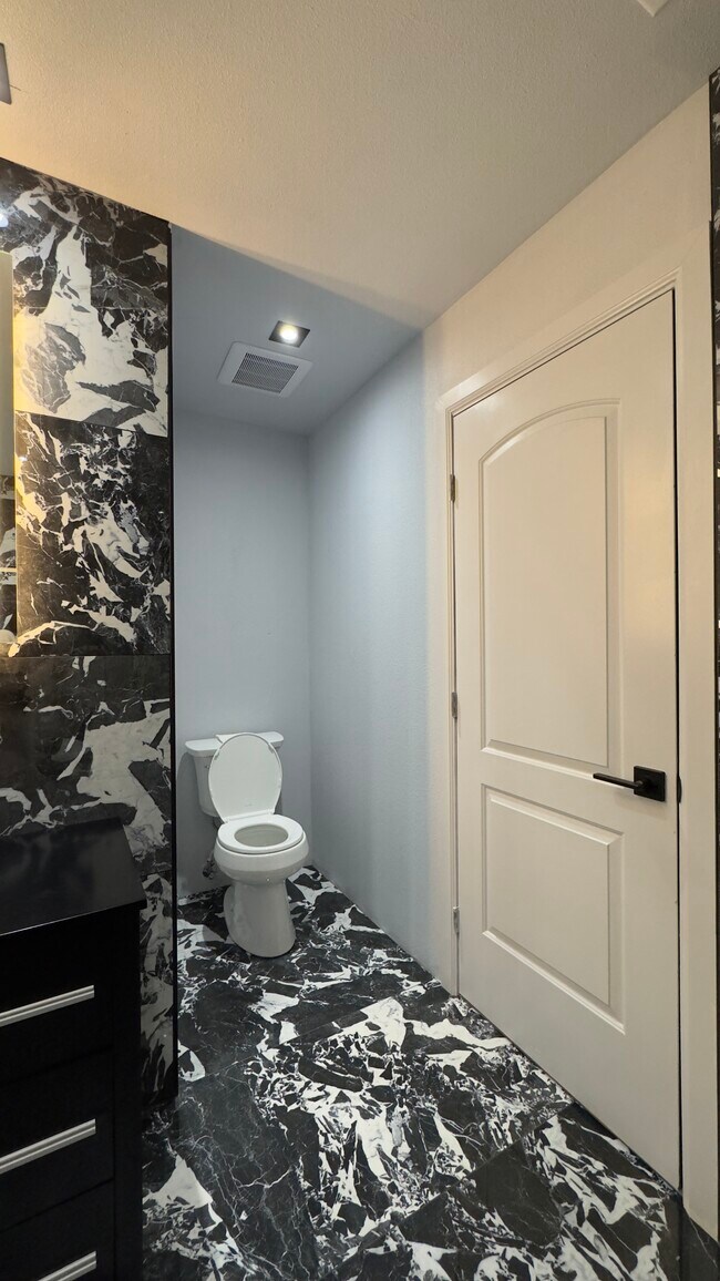 Building Photo - 6552 N Augusta St