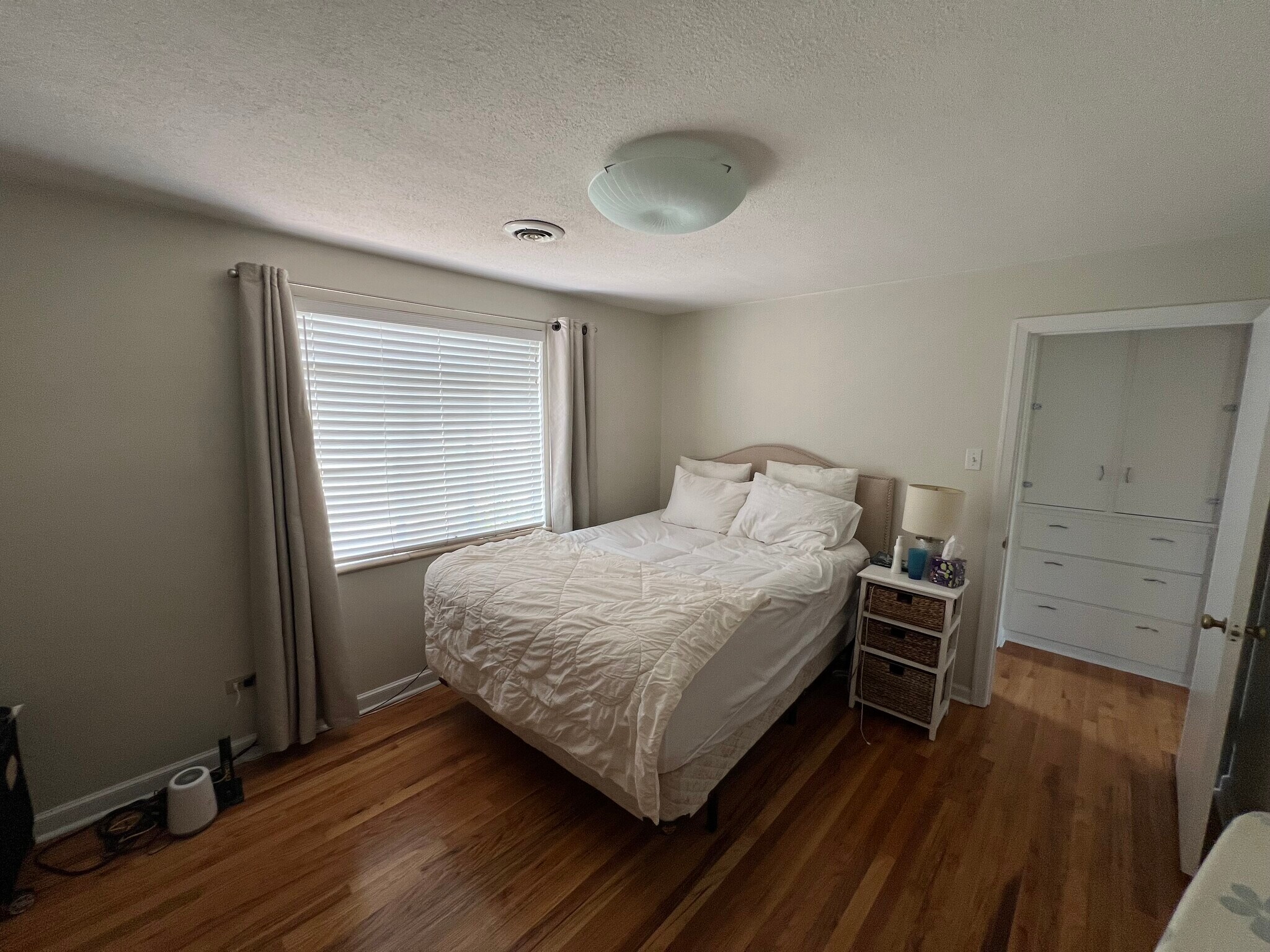 bedroom has many posibilities room is unfurnished - 3738 E 6th Ave