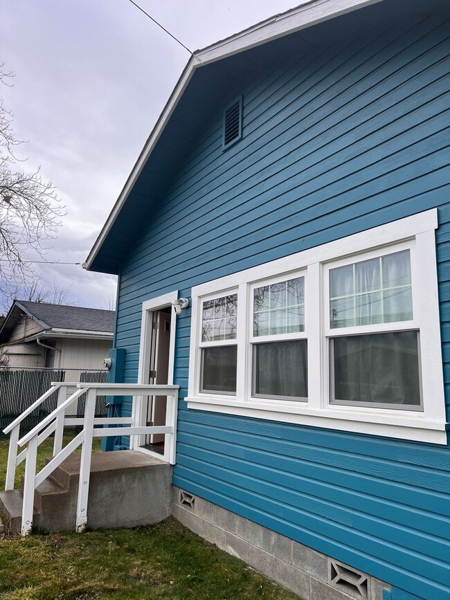 Building Photo - SIngle Family 2 Bedroom 1 Bath Home on Lar...